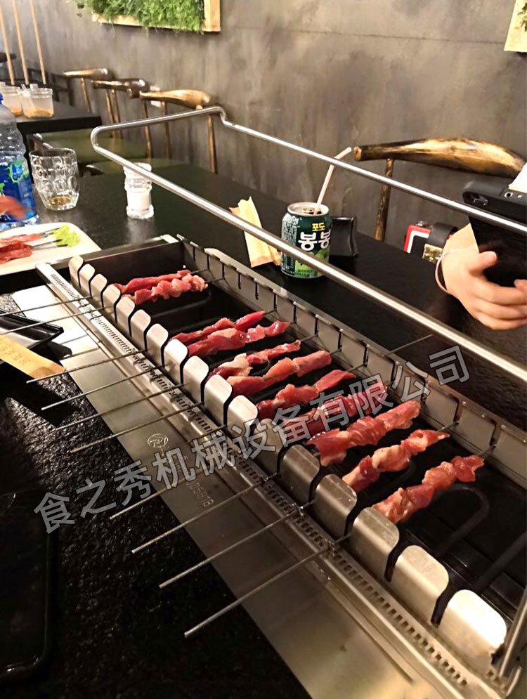 食之秀自动烧烤设备厂提供烧烤店用自动烧烤机、桌椅餐具等整店设备供应